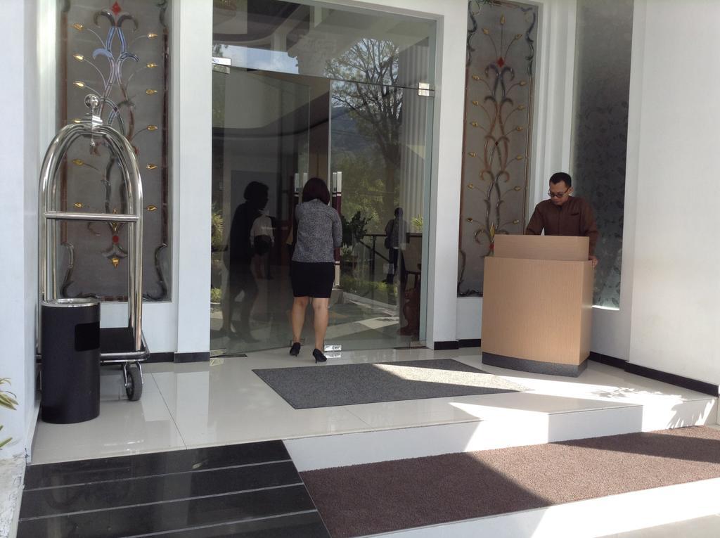 Hotel Safira Magelang Kültér fotó