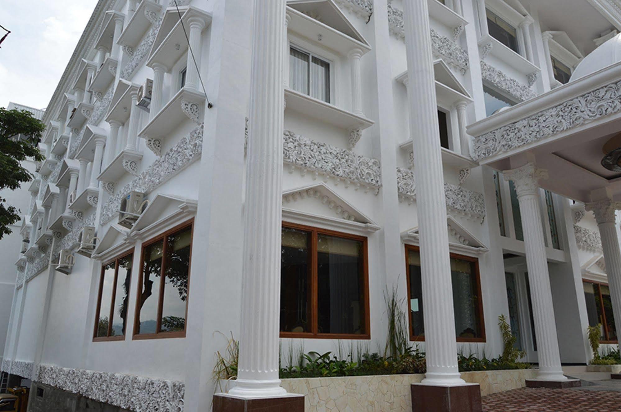 Hotel Safira Magelang Kültér fotó
