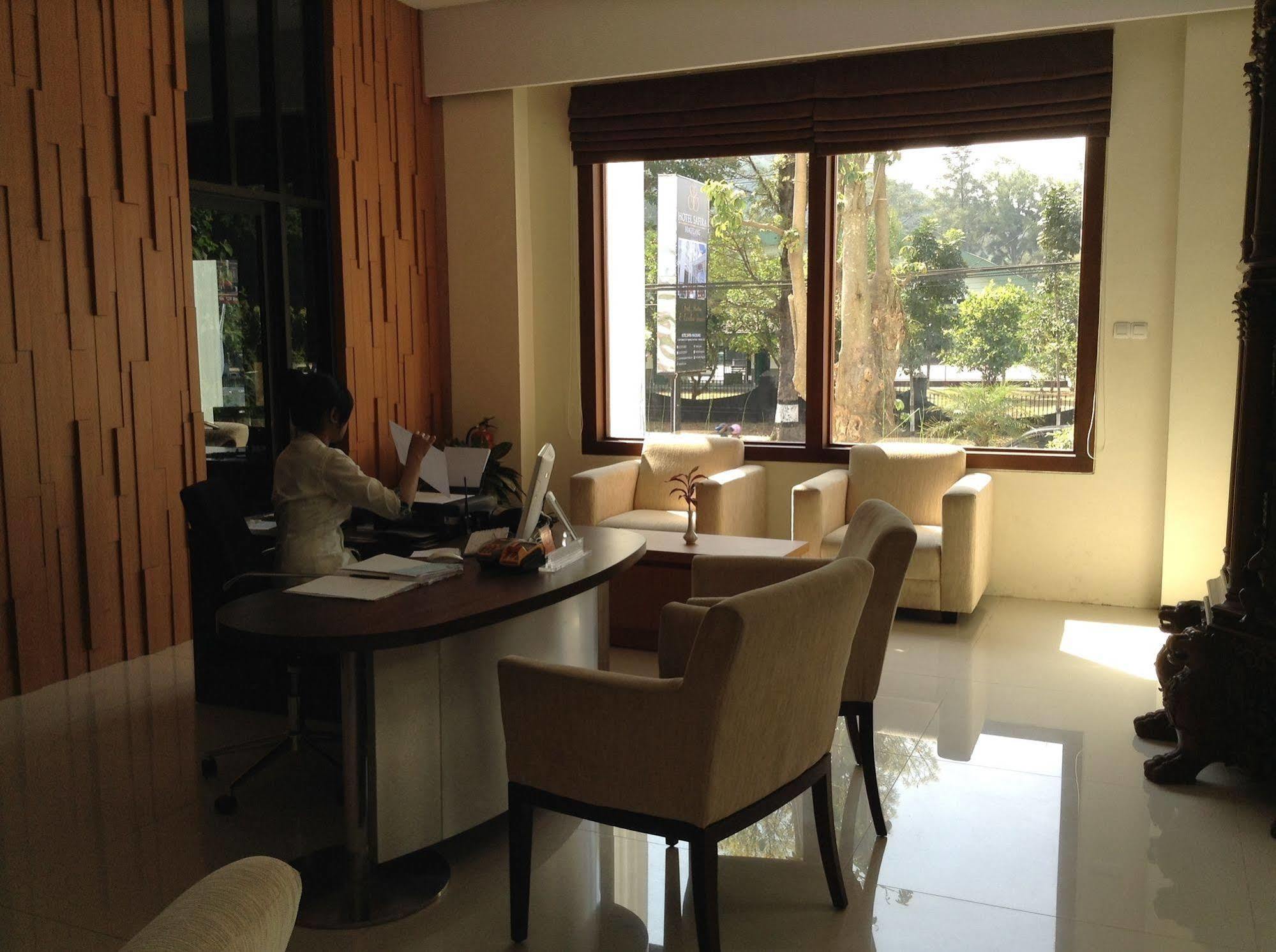 Hotel Safira Magelang Kültér fotó